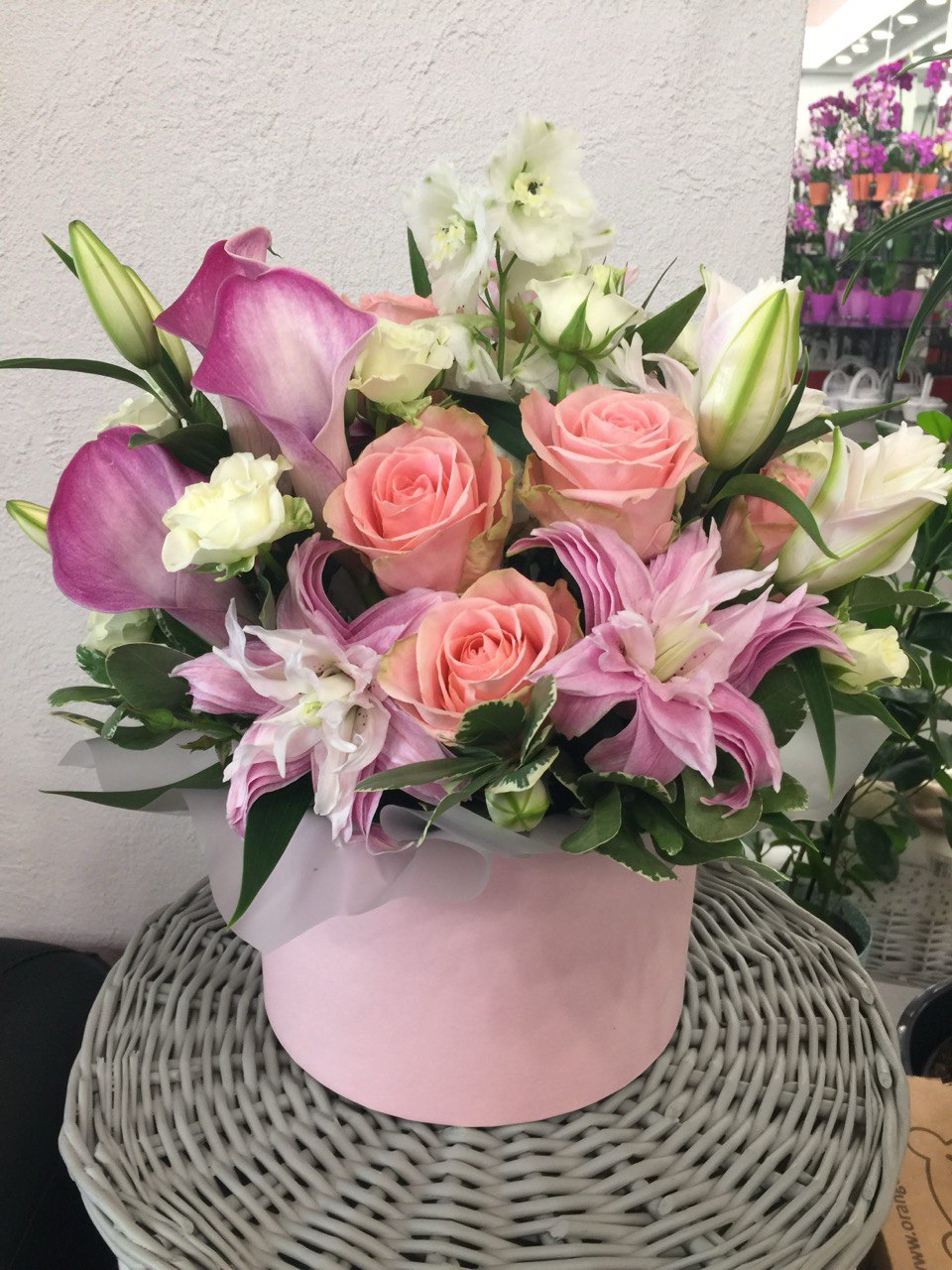 Flower arrangement "Lily Flower Box" (includes hatbox)