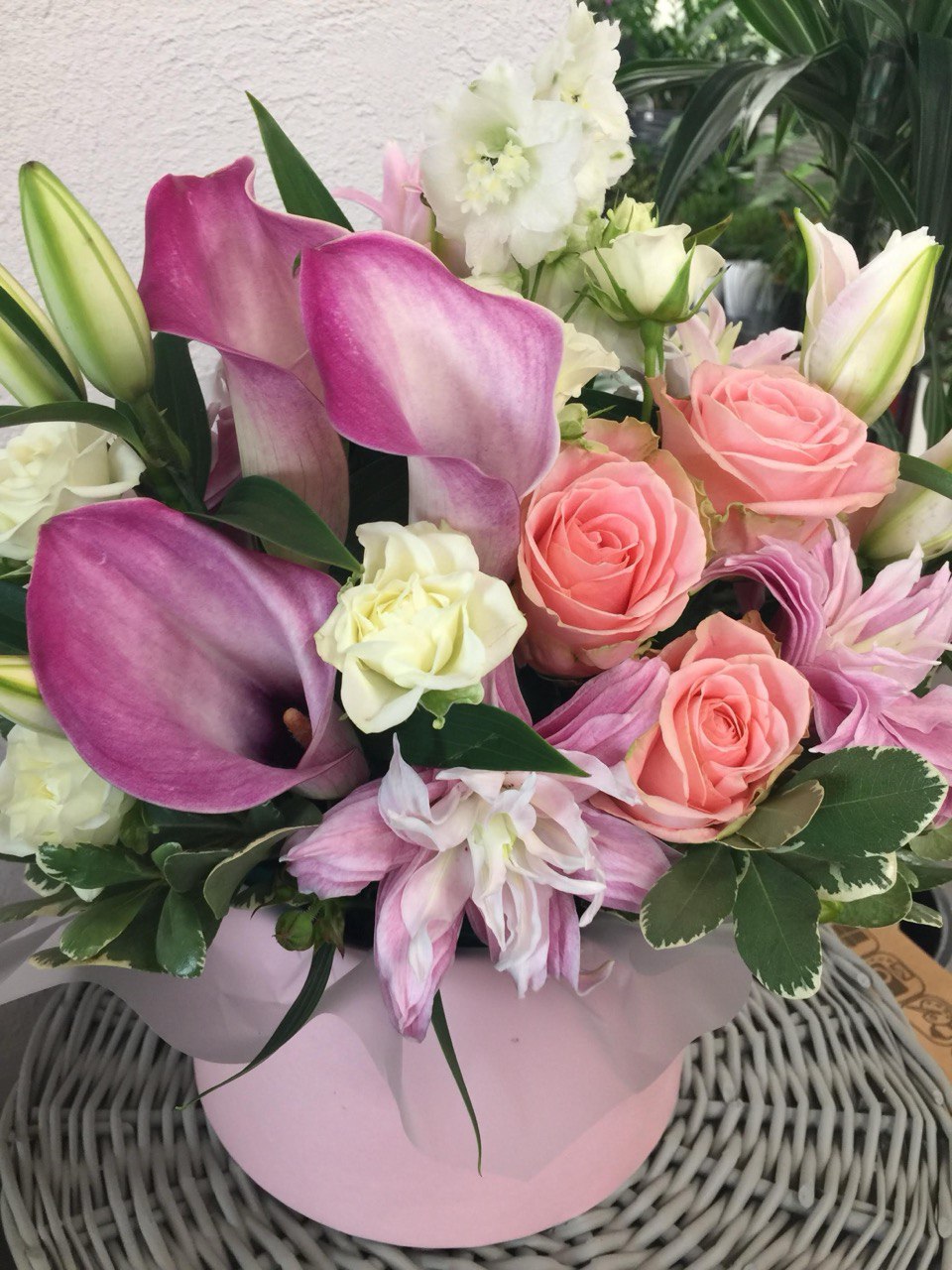 Flower arrangement "Lily Flower Box" (includes hatbox)