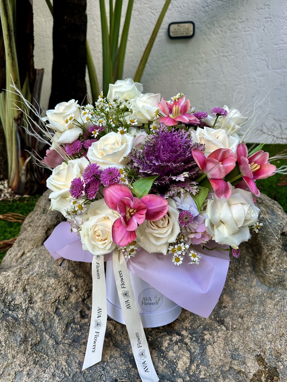 Flower arrangement "Nathalie Hatbox"