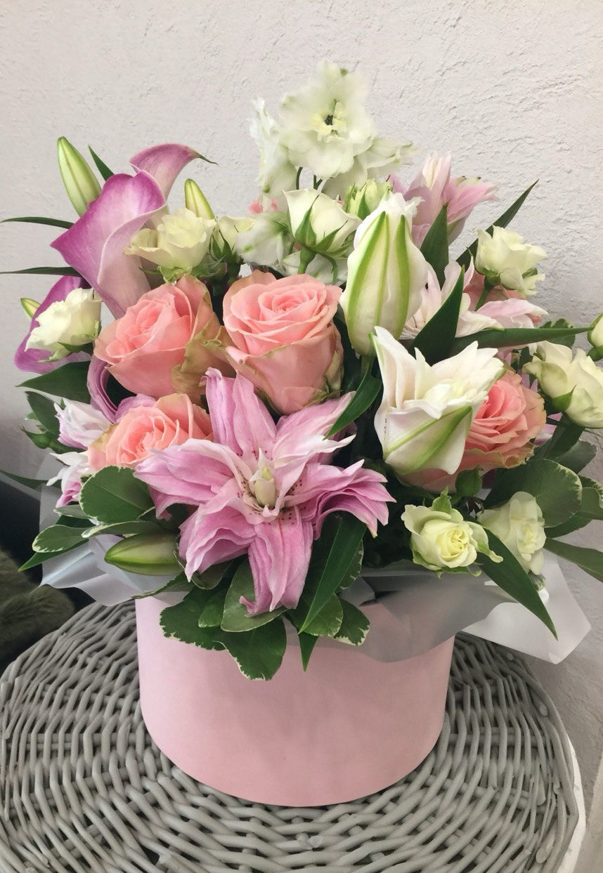 Flower arrangement "Lily Flower Box" (includes hatbox)