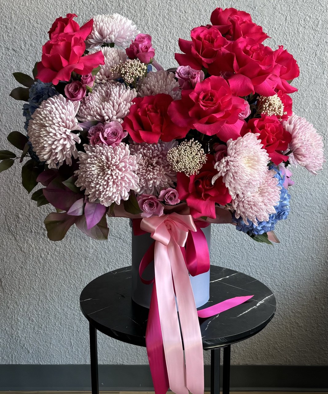 Flower arrangement "HotPink Love" (includes hatbox)